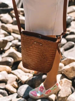 SALLY - Bucket bag in braided leather with adjustable strap
